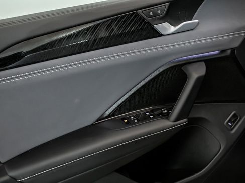 Used 2025 Volkswagen Tiguan SE w/ Panoramic Sunroof Package image 10