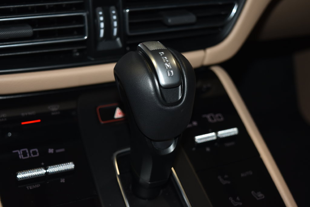 Certified 2025 Porsche Macan AWD/4WD image 18