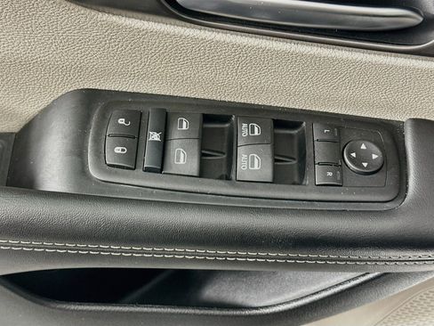 Used 2024 Chrysler Pacifica Limited FWD image 15
