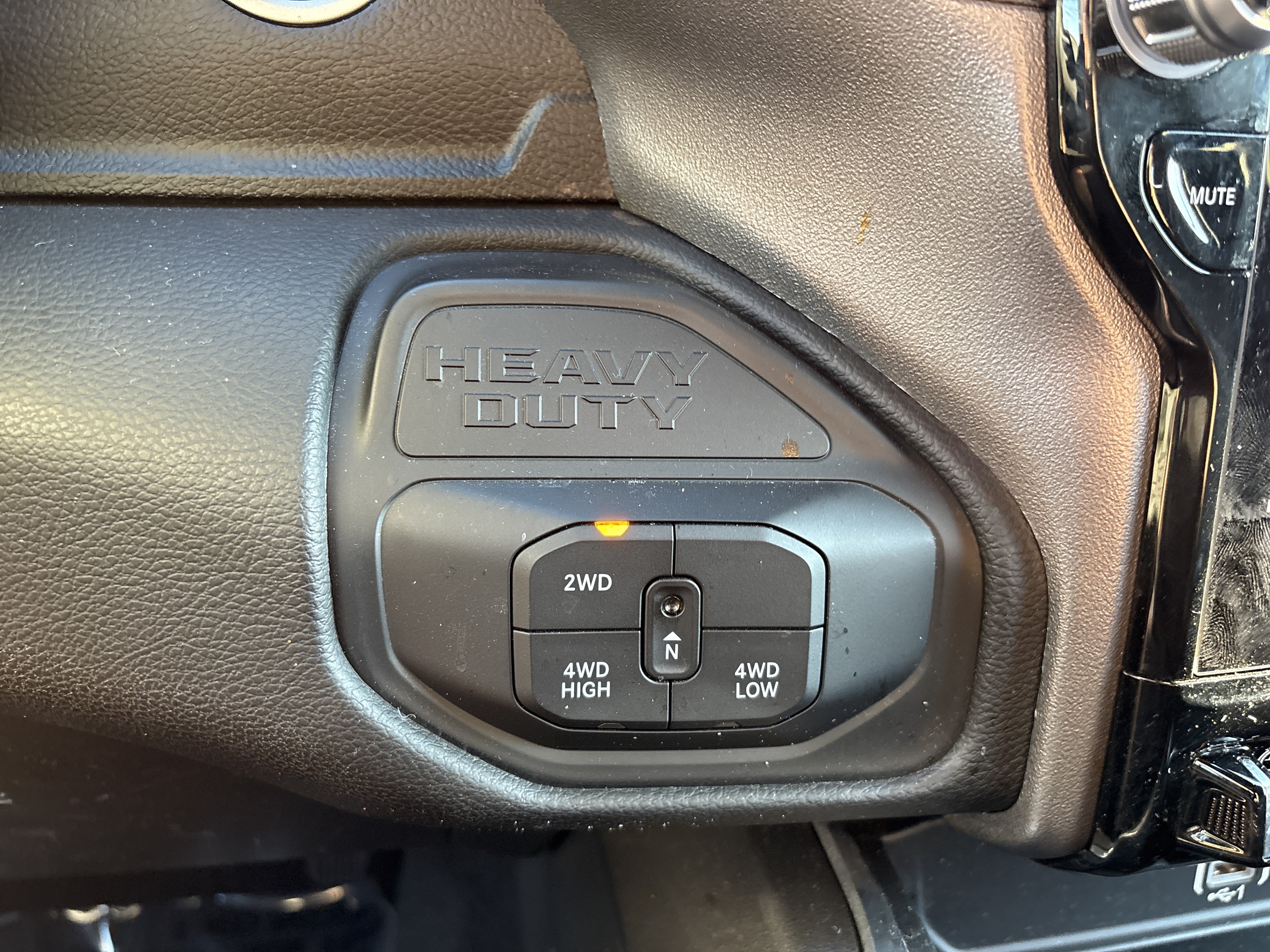Used 2025 RAM 3500 Laramie AWD/4WD image 33