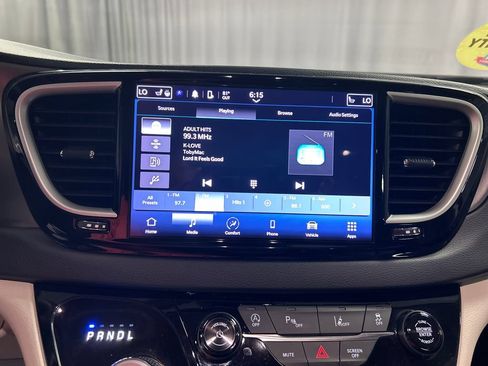 Used 2023 Chrysler Pacifica Touring-L FWD image 17