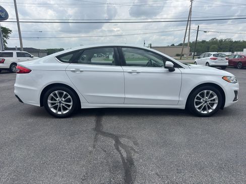 Used 2019 Ford Fusion SE FWD image 2