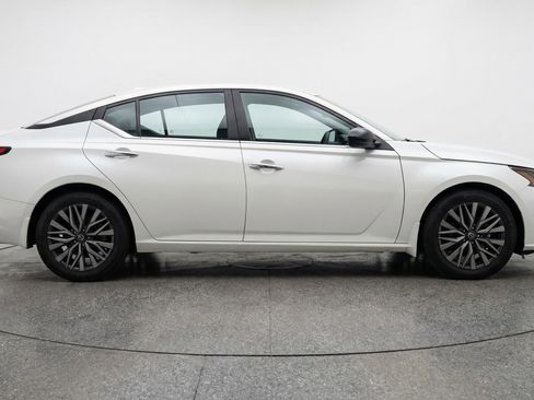 Used 2025 Nissan Altima 2.5 SV image 11