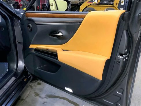 Used 2025 Lexus ES 300h w/ Luxury Package image 22