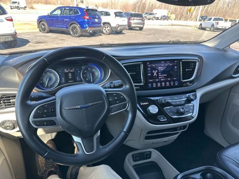 Used 2018 Chrysler Pacifica Touring-L image 14