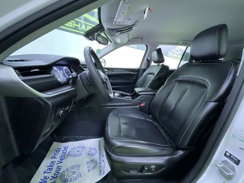 Used 2023 Jeep Grand Cherokee Limited w/ Black Appearance Package image 18