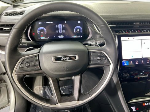 Used 2023 Jeep Grand Cherokee Limited w/ Black Appearance Package image 11