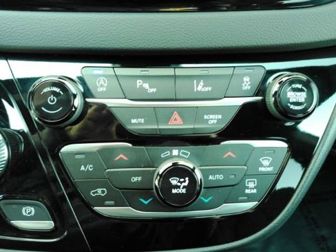 Used 2026 Chrysler Pacifica Select image 46