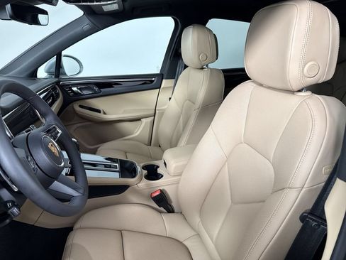 Certified 2026 Porsche Macan AWD/4WD image 5