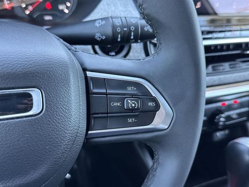 Used 2024 Jeep Compass Latitude image 11