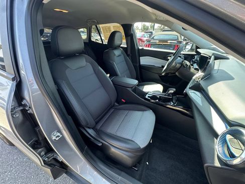 Used 2025 Chevrolet Trax LT FWD image 34