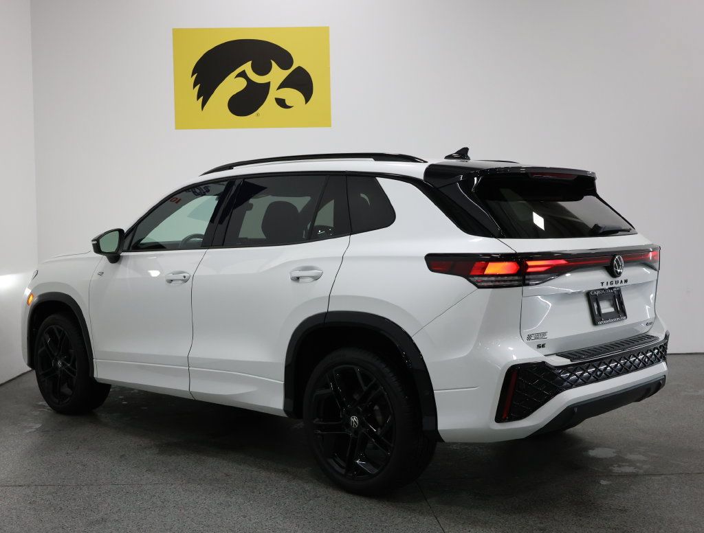 Used 2025 Volkswagen Tiguan SE R-Line AWD/4WD image 9