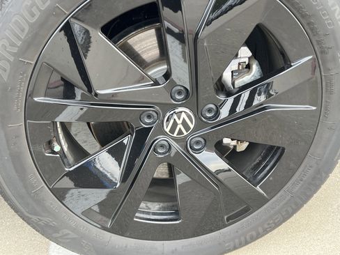 Certified 2025 Volkswagen Taos SE image 12