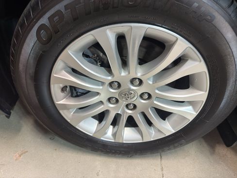 Used 2012 Toyota Sienna XLE w/ Entertainment Pkg FWD image 32