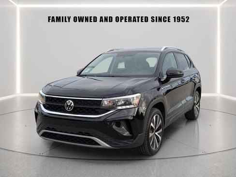 Used 2022 Volkswagen Taos SE w/ Panoramic Sunroof Package FWD image 2