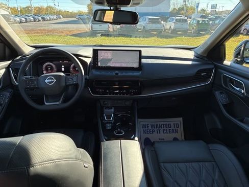 Used 2025 Nissan Rogue Platinum image 12