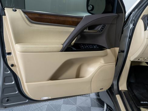 Used 2016 Lexus LX 570 4WD w/ Luxury Package image 26