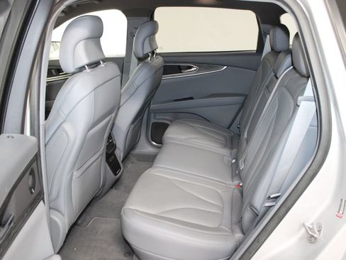 Used 2019 Lincoln Nautilus Reserve FWD image 21