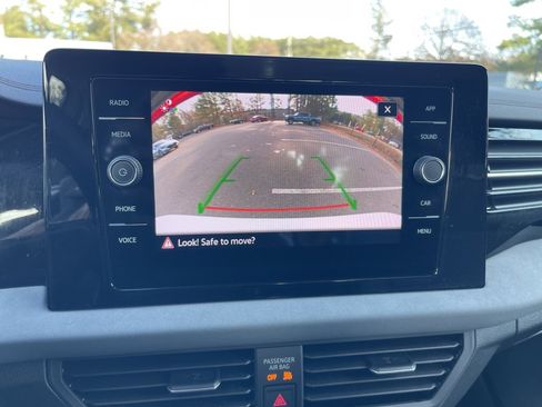 Used 2025 Volkswagen Jetta SE image 15