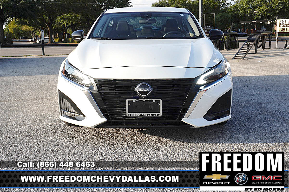 Used 2025 Nissan Altima 2.5 SV FWD image 2