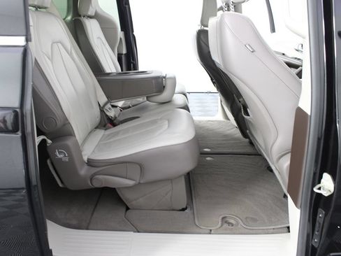 Used 2018 Chrysler Pacifica Touring-L FWD image 20
