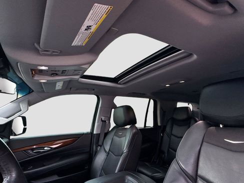 Used 2019 Cadillac Escalade Luxury AWD/4WD image 26