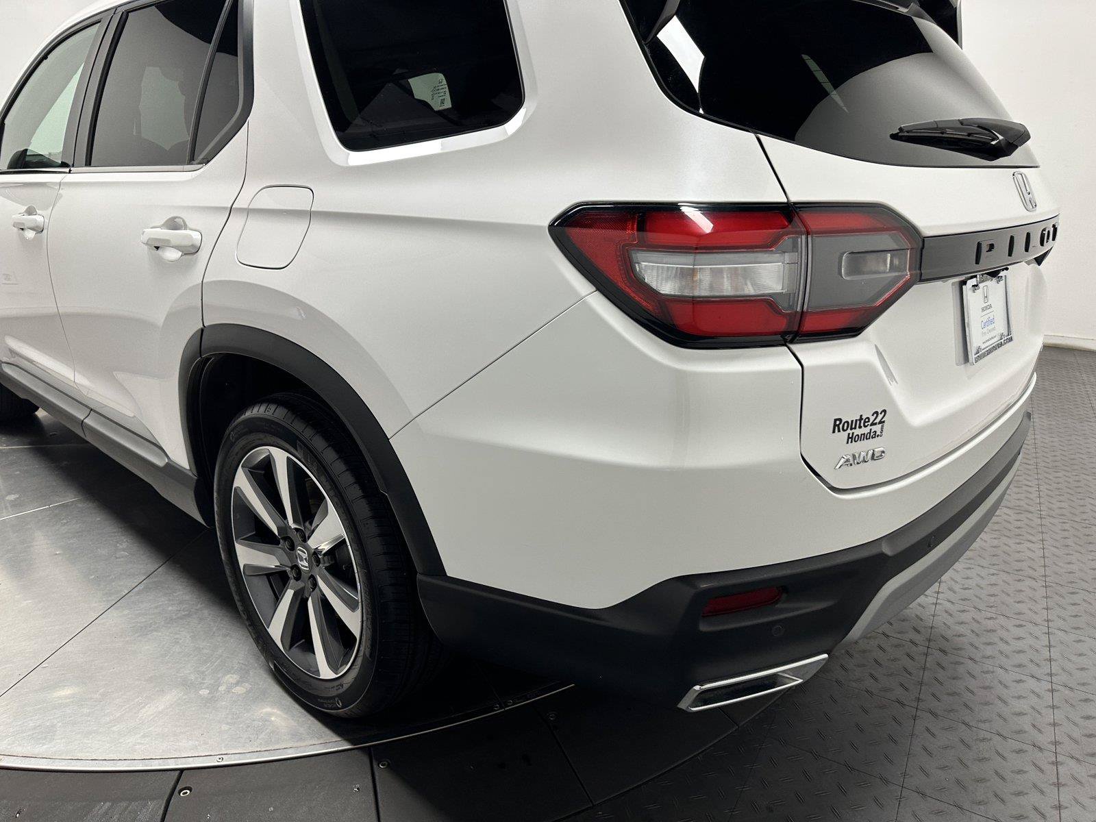 Used 2025 Honda Pilot Touring image 10