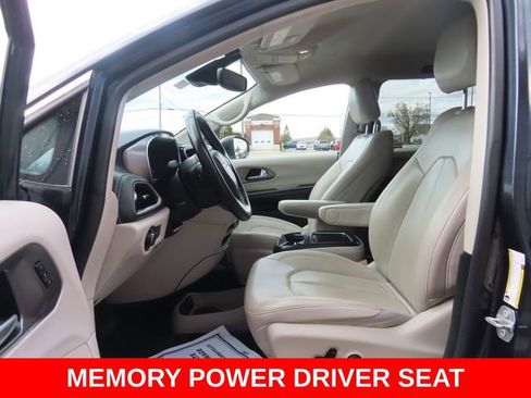 Used 2021 Chrysler Pacifica Touring-L AWD/4WD image 19