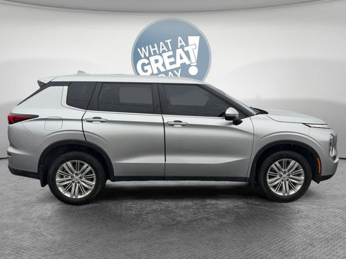 Used 2023 Mitsubishi Outlander ES image 2