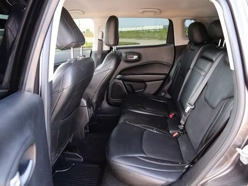 Used 2018 Jeep Compass Latitude FWD image 9