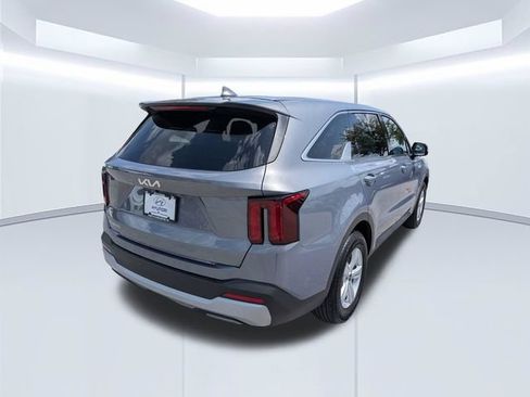 Used 2025 Kia Sorento LX FWD image 4