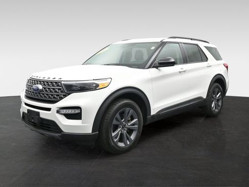 Used 2023 Ford Explorer XLT w/ Equipment Group 202A AWD/4WD image 8