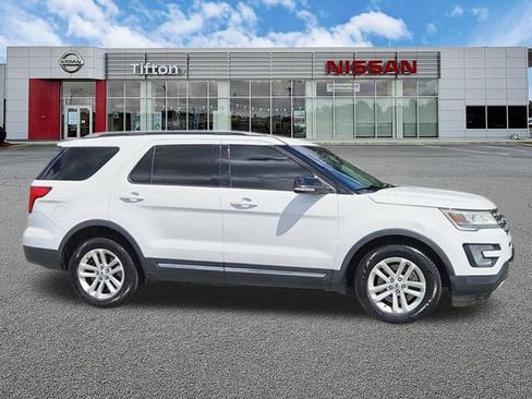 Used 2017 Ford Explorer XLT FWD image 3