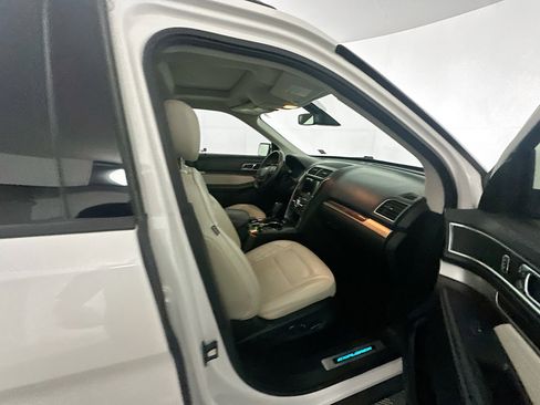 Used 2017 Ford Explorer Platinum image 33