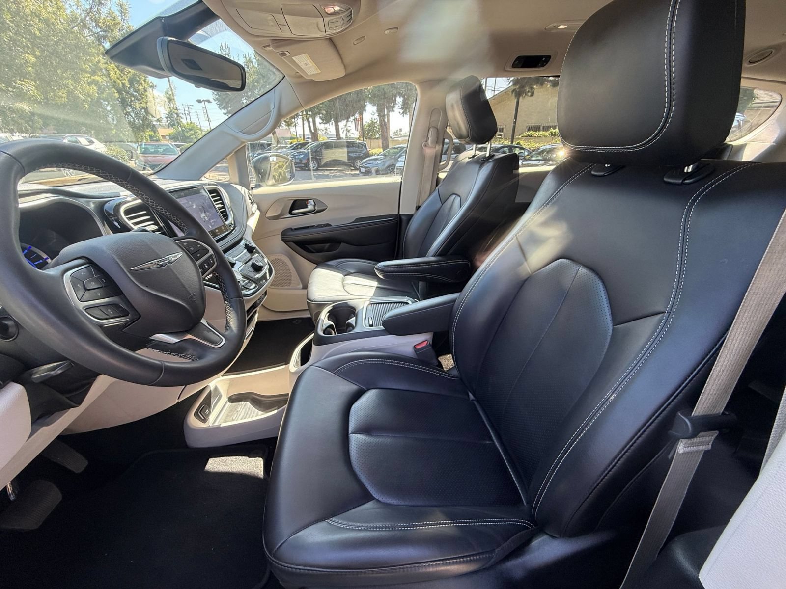 Used 2023 Chrysler Pacifica Touring-L FWD image 25