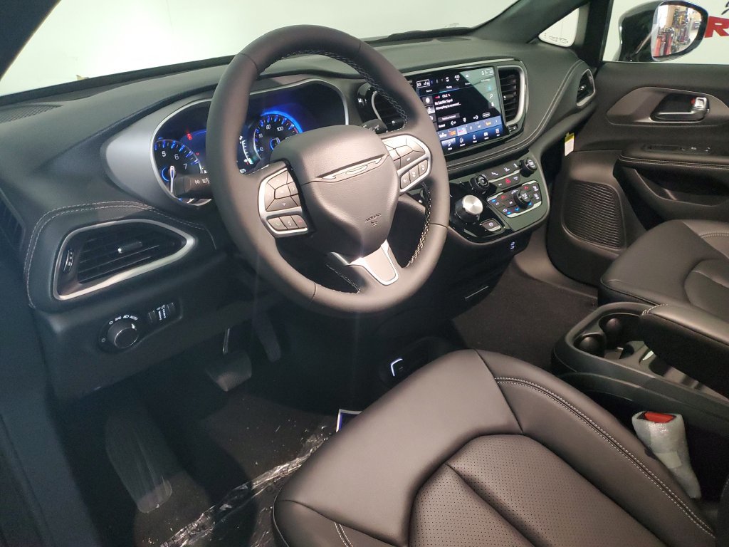New 2027 Chrysler Pacifica Select FWD image 8