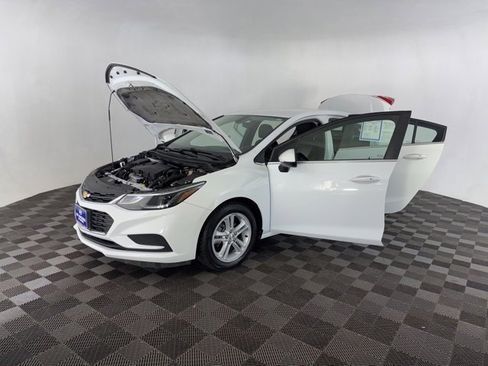 Used 2018 Chevrolet Cruze LT w/ Convenience Package image 10