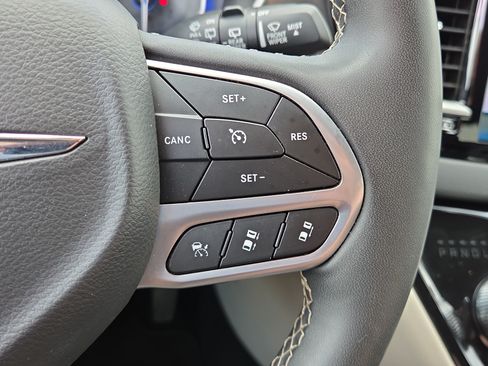 Used 2024 Chrysler Pacifica Touring-L FWD image 23