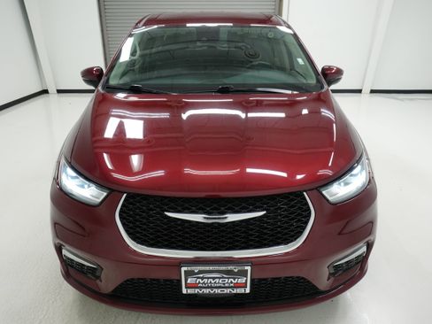 Used 2023 Chrysler Pacifica Touring-L FWD image 2