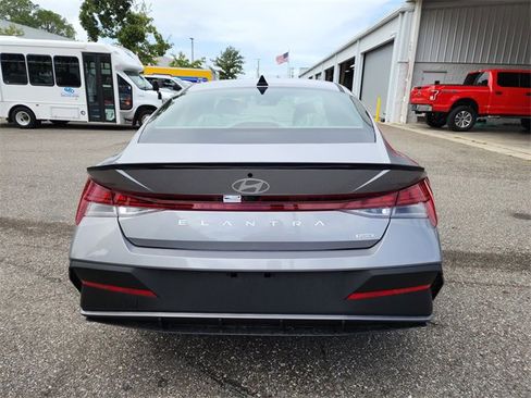 New 2025 Hyundai Elantra SEL image 4