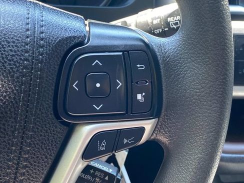 Used 2019 Toyota Highlander LE FWD image 21