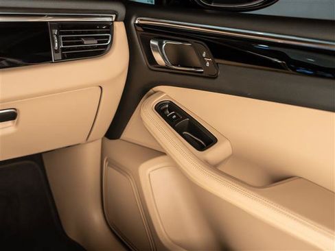 Certified 2026 Porsche Macan AWD/4WD image 27