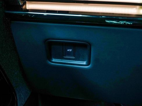 Used 2025 Land Rover Range Rover Sport SE image 32