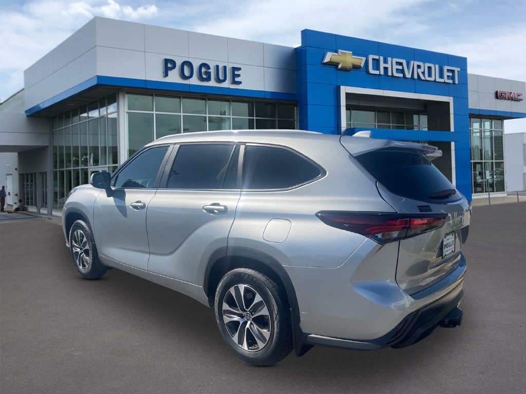 Used 2024 Toyota Highlander XLE AWD/4WD image 4