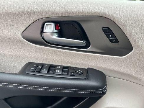 Used 2023 Chrysler Pacifica Touring-L image 8