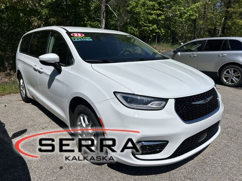 Used 2023 Chrysler Pacifica Touring-L FWD image 1