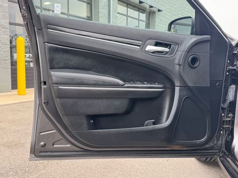 Used 2017 Chrysler 300 Limited image 31