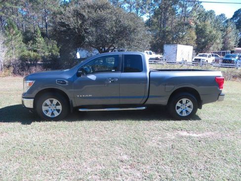 Used 2017 Nissan Titan SV RWD image 1
