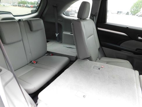 Used 2016 Toyota Highlander XLE AWD/4WD image 5