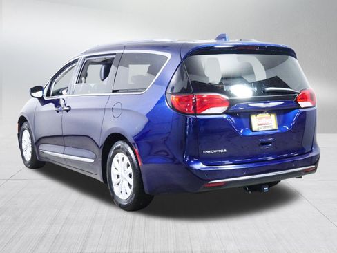 Used 2018 Chrysler Pacifica Touring-L w/ Premium Audio Group FWD image 5